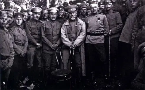 Группа офицеров на Румынском фронте нач дивизии Савельев комиссар VII армии - фото 27