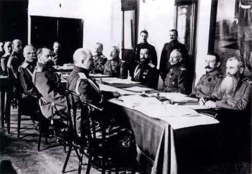 На военном совете в Ставке Верховного главнокомандующего 1 апреля 1916 г С - фото 37