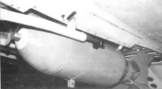 500фунтовая авиабомба общего назначения подвешена под фюзеляжем самолета - фото 109