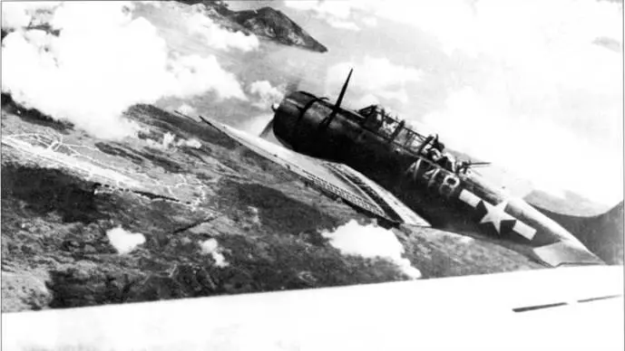 SBD5 с бортовым номером А48 над Рабаулом 22 марта 1944 года Под правым - фото 178