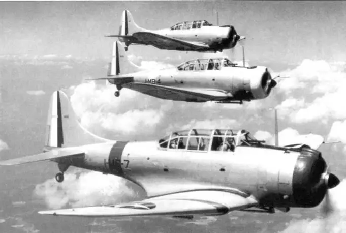 Три самолета SBD1 из эскадрильи VМВ1 в полете строем 1940 г или начало 1941 - фото 20