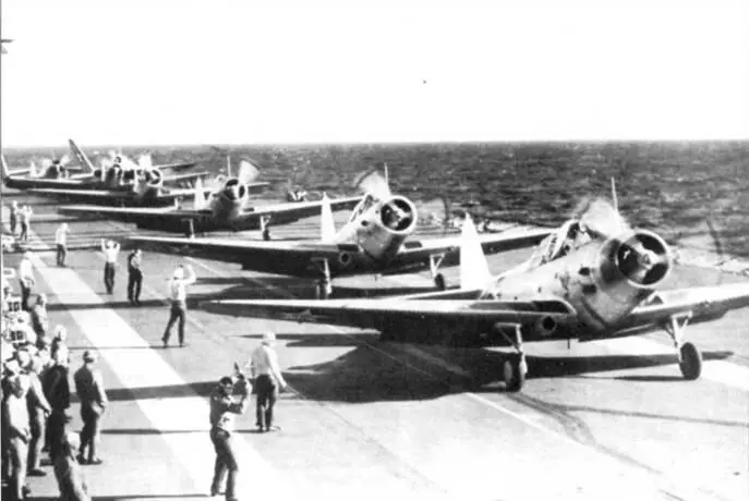 Длинный ряд TBDI из дивизиона VT3 ожидающих взлета на палубе Саратоги - фото 64