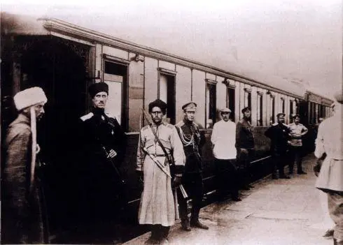 П Н Врангель у штабного поезда Царицын 1919 г К середине сентября - фото 44