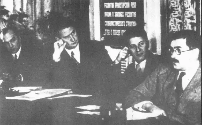 12 На Конференции по ядерной физике в Харькове 1939 г неизвестный Игорь - фото 13