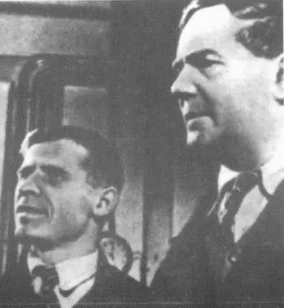 17 Петр Капица справа с одним из своих механиков 1939 г 18 Виталий - фото 18