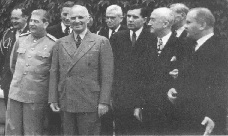 20 Встреча в Потсдаме 18 июля 1945 г В первом ряду слева направо Сталин - фото 23