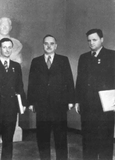 25 Снимок на церемонии вручения звезд Героев Социалистического Труда Юлию - фото 28