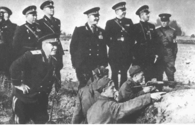 29 Маршал Георгий Жуков на переднем плане слева на учениях в Карпатском - фото 32