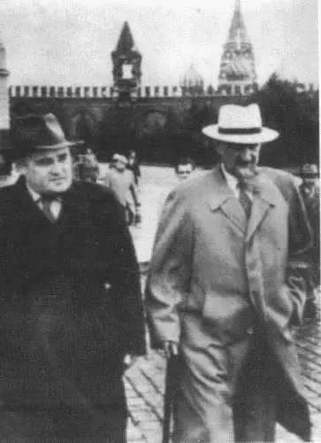 33 Сергей Королев и Игорь Курчатов в Кремле 1958 г 34 Сергей Королев - фото 36