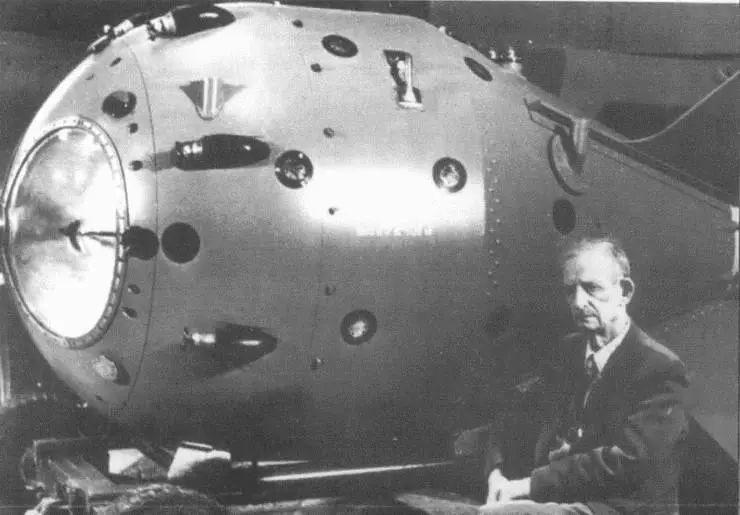 42 Юлий Харитон на фоне макета атомной бомбы взорванной 29 августа 1949 г - фото 45