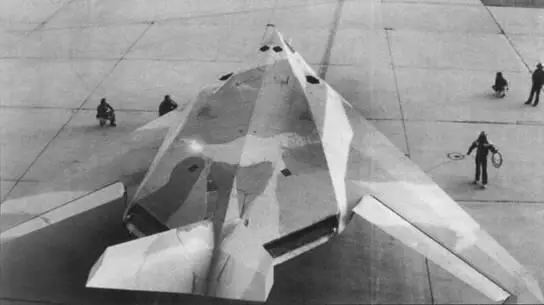На начальном этапе летных испытаний самолет YF117А летал будучи покрашенным по - фото 42