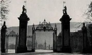 Северные ворота дворца Холируд К Холирудской башне примыкали другие дворцовые - фото 22