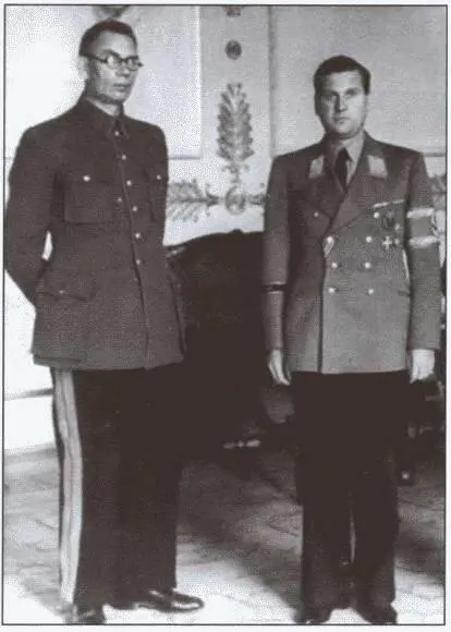 Лето 1943 года Андрей Власов и гауляйтер Вены эксглава гитлерюгенда Бальдур - фото 2