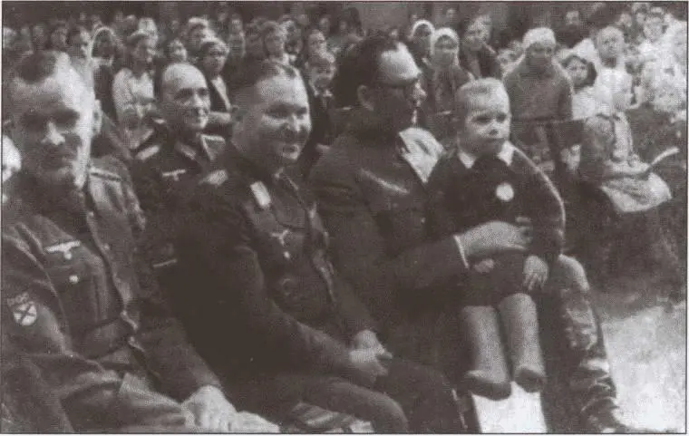 7 января 1945 года Рождественская елка для детей восточных рабочих Слева - фото 3