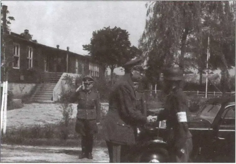 Власов в Дабендорфе На заднем плане начальник личной канцелярии генерала - фото 23