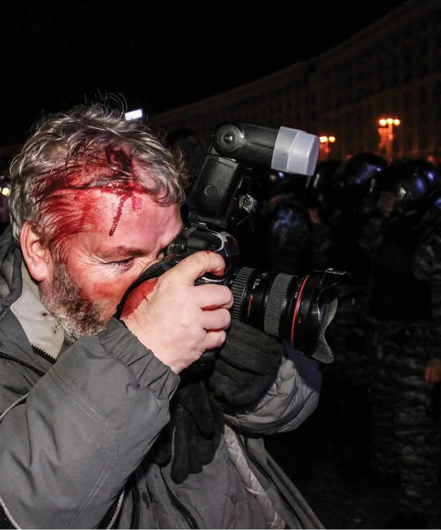 29 ноября 2013 года оппозиционеры попытались завести на Майдан две машины со - фото 8