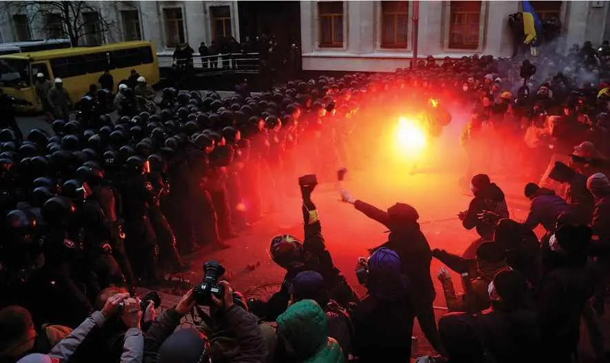 8 декабря 2013 года в самом центре Киева митингующие свергли с пьедестала - фото 10