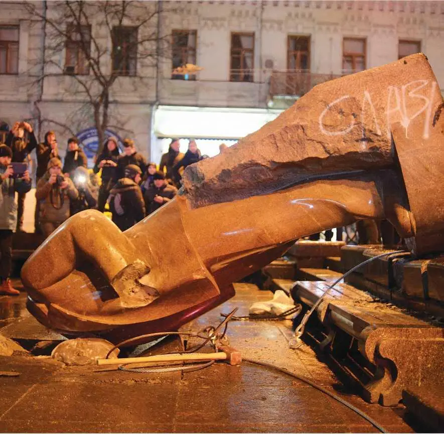 8 декабря 2013 года в самом центре Киева митингующие свергли с пьедестала - фото 11