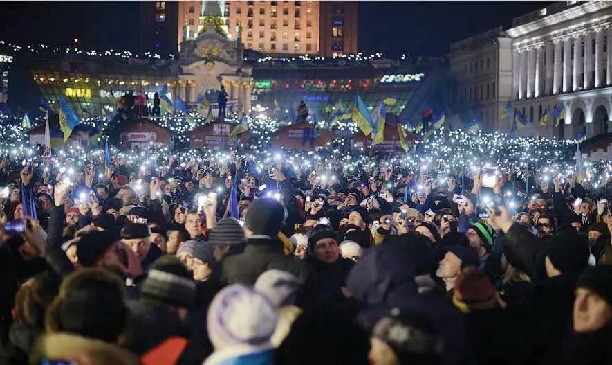 Новогодняя ночь 2014 года на Майдане Сто тысяч человек зажгли огоньки - фото 15