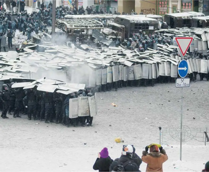 Началось противостояние длившееся более недели Людям некуда было отступать - фото 18