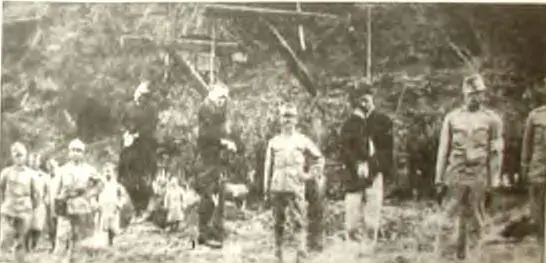 Повешенные галичане 1914 г Рядом позируют солдаты австрийской армии - фото 53