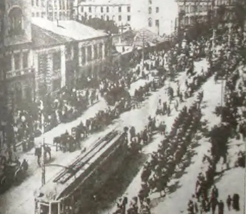 Крещатик май 1920 г Польская армия вступает в Киев организованно обходя - фото 203