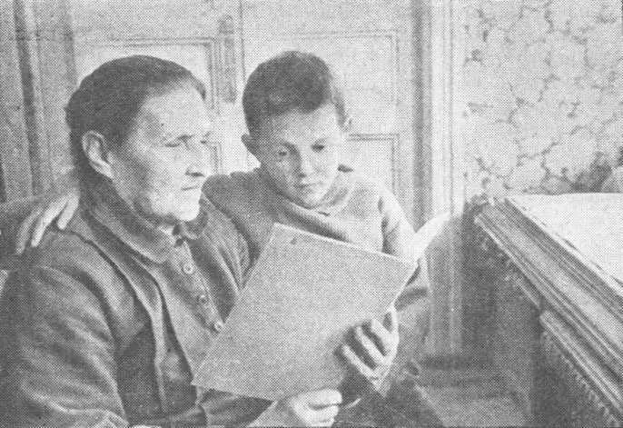 В Е Циолковская с внуком Для увековечения памяти Циолковского в дальнейшего - фото 49