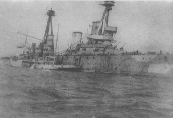 Линейный крейсер Инфлексибл во время Дарданельской опереции 1911 г - фото 25