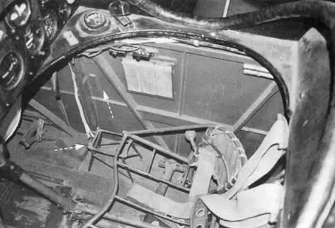 Левый и правый борт кабины пилота Белыми стрелками показаны отсутствующее - фото 250