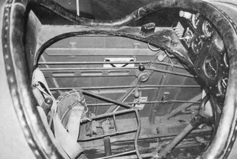 Левый и правый борт кабины пилота Белыми стрелками показаны отсутствующее - фото 251