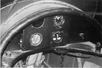 Панель приборов у штурмана имела гораздо более скромное оснащение Пол - фото 253