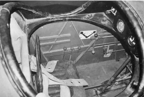 Правый борт кабины стрелка Полотняный мешок за спинкой сиденья пилота - фото 257