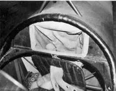 Полотняный мешок за спинкой сиденья пилота служил для сбора гильз Детальный - фото 258