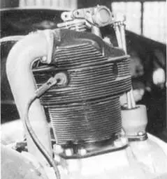 Детальный снимок центрального цилиндра с воздуховодом и толкателями клапанов - фото 259