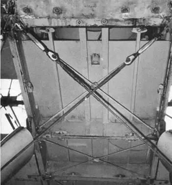 При снятой нижней панели виден пол кабины за топливным баком растяжки фюзеляжа - фото 281