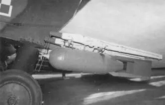 Подкрыльевые балочные держатели с подвешенной бомбой Видны фиксаторы - фото 302