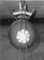 Подкрыльевые балочные держатели с подвешенной бомбой Видны фиксаторы - фото 303