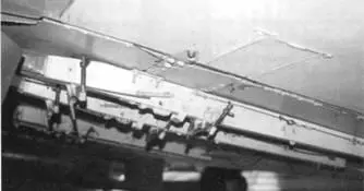 Подкрыльевые балочные держатели с подвешенной бомбой Видны фиксаторы - фото 304