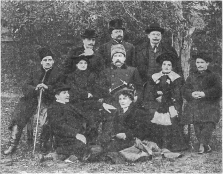 Н К Садовский в центре среди актеров галицийского театра 1906 г После - фото 146