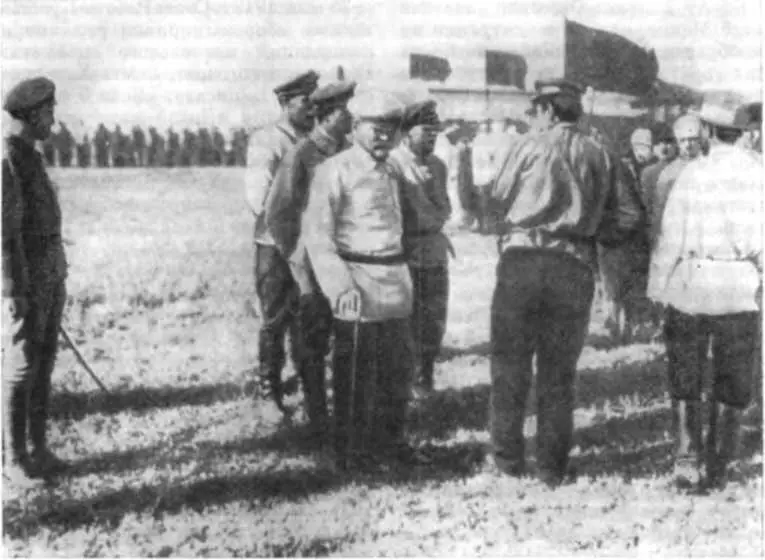М И Калинин на параде частей Красной Армии в Луганске С первых дней - фото 117