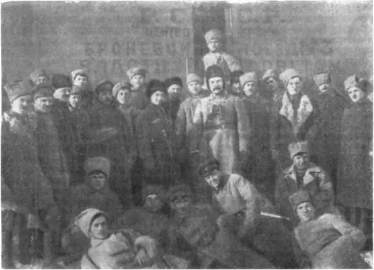 Группа красноармейцев 13й армии Южного фронта на станции Дебальцева около - фото 119