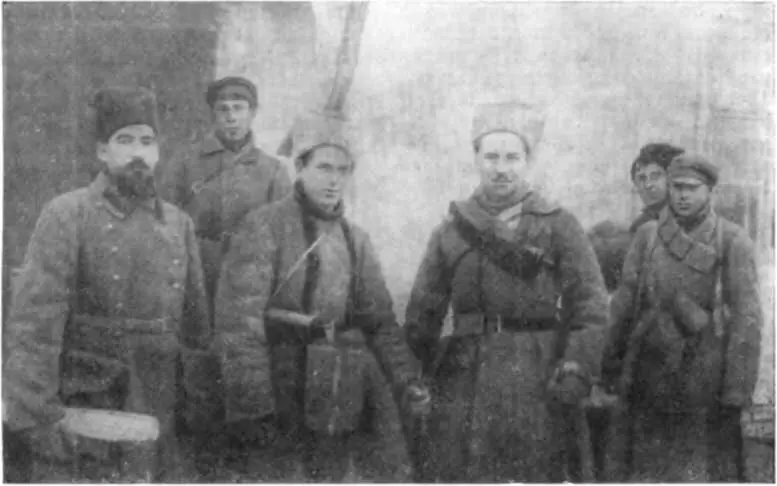И Э Якир в центре с группой командиров Командующий 12й армией Н Г - фото 123