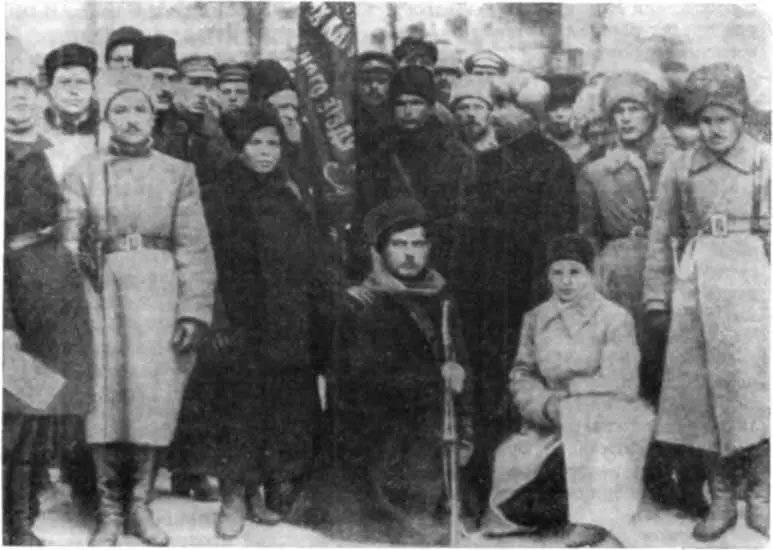 Делегаты Киевского губернского съезда КНС вручают Красное Знамя одной из частей - фото 163