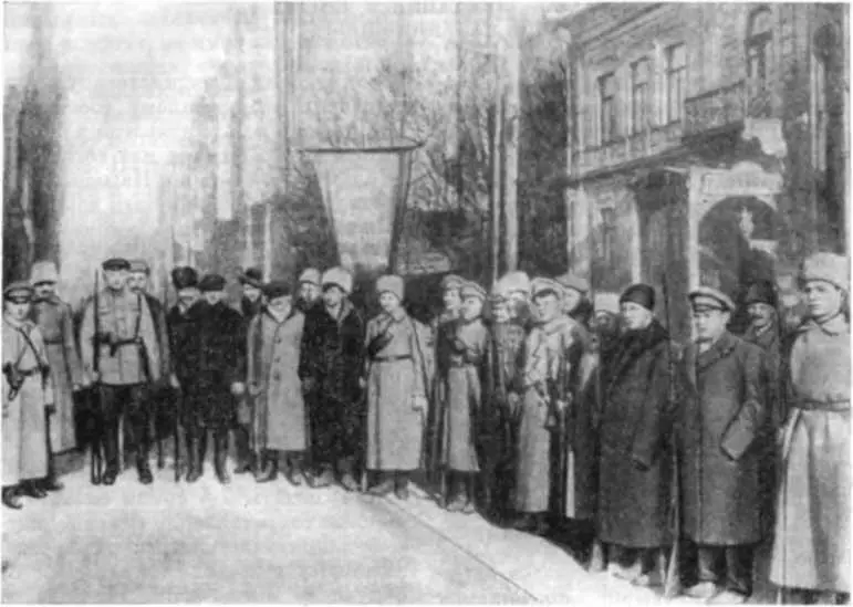 Рабочиекрасногвардейцы участники вооруженного восстания в Киеве 1918 г - фото 65