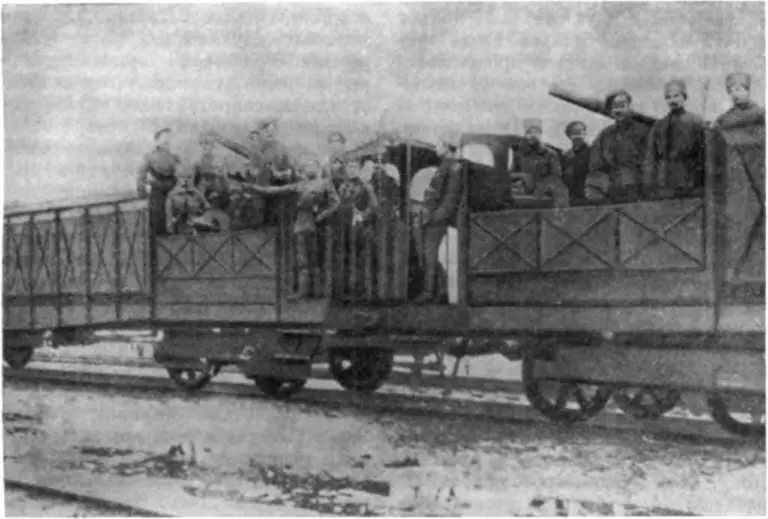 Построенный в 1918 г рабочими Путиловского завода бронепоезд 2 который - фото 69