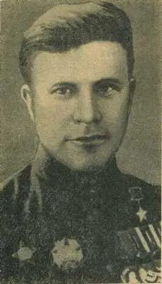 Родился в 1921 году в горТуле Здесь жил учился работал С 1940 года служил - фото 146