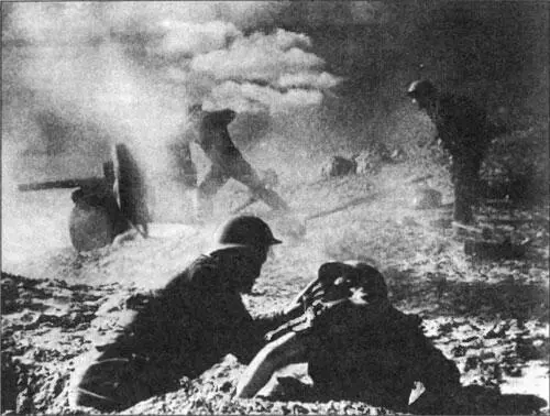 Британские артиллеристы во время битвы при ЭльАламейне Октябрь 1942 г - фото 77