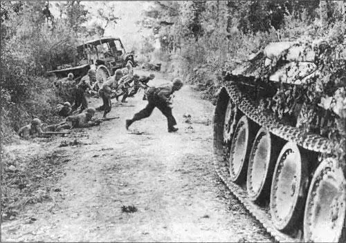 Американские солдаты под шквальным огнем противника 25 июля 1944 г недалеко - фото 85