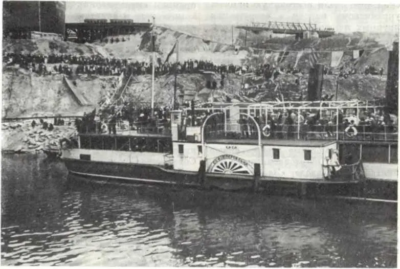 Первый пароход проходит через шлюзы Днепрогэса им В И Ленина 1933 г - фото 104