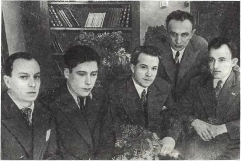 А Е Корнейчук с постановщиками пьесы Платон Кречет Москва 1935 г - фото 122